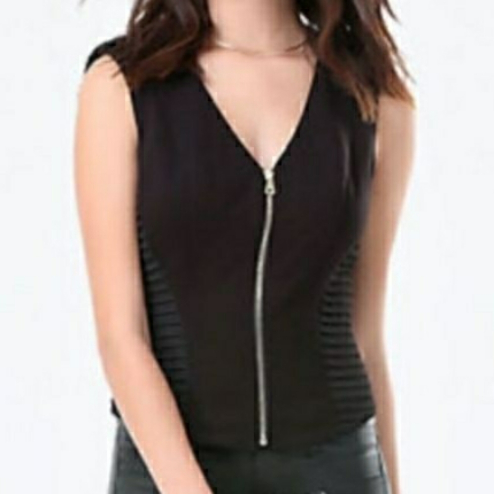 NWT bebe Kirstie Pintuck Zipper Closed Vest Size 4